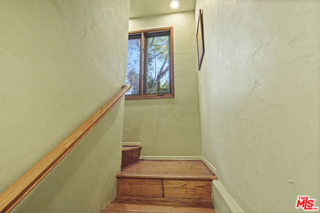 809 Basin Drive, Topanga CA: https://media.crmls.org/mediaz/f1b1c402-5b28-452a-bb9a-faacedb2a146.jpg