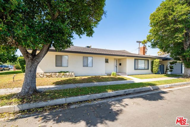 19717 Chase Street, Winnetka CA: https://media.crmls.org/mediaz/f1b1de28-3a27-47df-8f7c-e3ccad7394e1.jpg