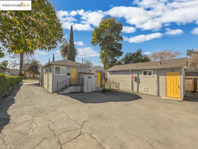 2745 Concord Blvd, Concord CA: https://media.crmls.org/mediaz/f1b24847-2de7-4860-b012-36b671aede66.jpg