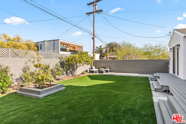4240 Chase Avenue, Los Angeles CA: https://media.crmls.org/mediaz/f1b3a9f4-87cf-4d5e-ad45-4bf52cc514d4.jpg