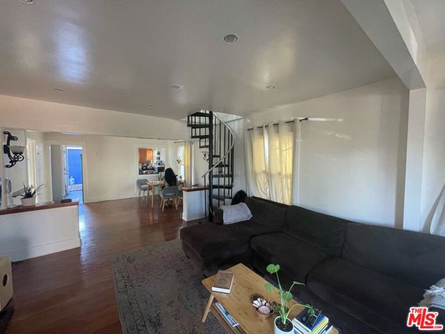 547 Brooks Avenue, Venice CA: https://media.crmls.org/mediaz/f1b3daf4-e06b-4039-97c1-d2195640b80f.jpg