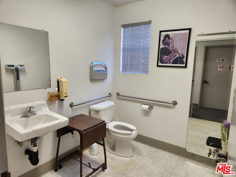 https://media.crmls.org/mediaz/f1b45ddc-b7bb-4ec9-aa4a-67c659c9324e.jpg?preset=X-Large