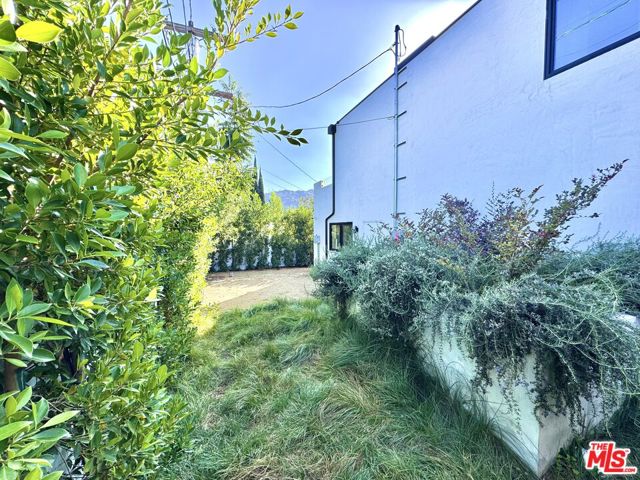 4040 Cartwright Avenue, Studio City CA: https://media.crmls.org/mediaz/f1b5f3bb-2793-4400-bc96-1ee2ada1c32b.jpg