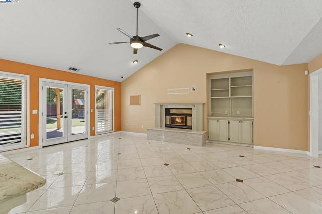 4470 Rolling Oaks Dr, Granite Bay CA: https://media.crmls.org/mediaz/f1b6388d-06a9-4f9e-b716-f87d44576067.jpg