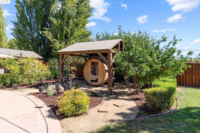 1600 Eden Plains Rd, Brentwood CA: https://media.crmls.org/mediaz/f1b74c60-48eb-4471-8587-40dd43544d97.jpg