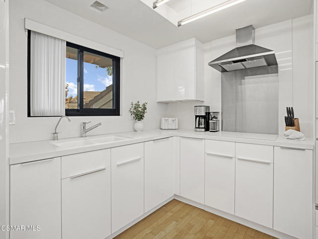 1206 S Westlake Boulevard, Westlake Village CA: https://media.crmls.org/mediaz/f1b85121-b670-420b-997a-99d59be41128.jpg