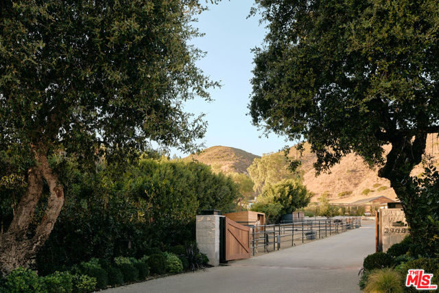 29685 Cuthbert Road, Malibu CA: https://media.crmls.org/mediaz/f1b8b704-1ea0-4f88-97d2-16a58e8f74a4.jpg