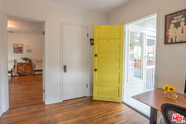 732 N Toledo Walk, Long Beach CA: https://media.crmls.org/mediaz/f1b8e868-f5af-45b5-a5a7-d9ee4b9494ee.jpg