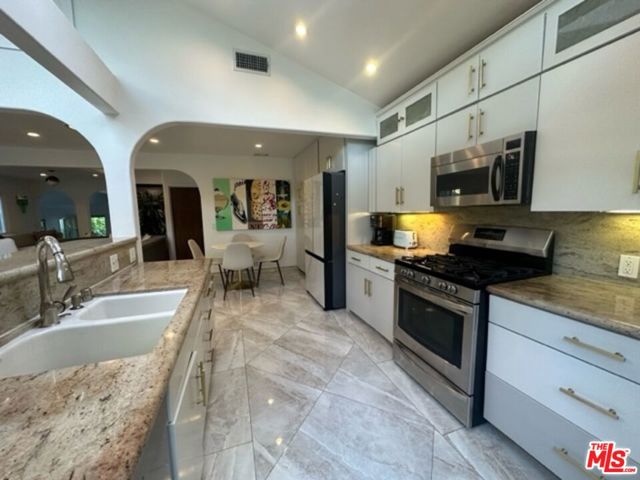 425 Sunridge Street, Playa del Rey CA: https://media.crmls.org/mediaz/f1b94bb8-775c-4c37-a3b6-ecde30f472a4.jpg