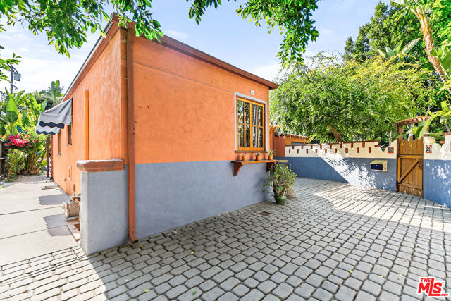 4171 Kraft Avenue, Studio City CA: https://media.crmls.org/mediaz/f1b95316-3bfd-4046-a5ea-35654279060d.jpg