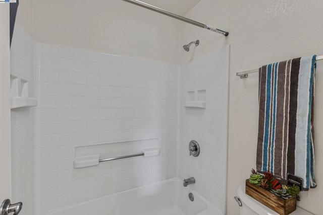 34906 Herringbone Ct, Union City CA: https://media.crmls.org/mediaz/f1b9a0d7-fd52-46ef-9d7d-602222149812.jpg