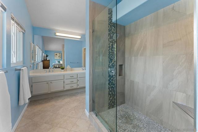 729 Mosaic Cir, Oceanside CA: https://media.crmls.org/mediaz/f1bd3a9e-bd9d-41ed-9bd1-25dab3b3757c.jpg