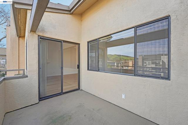 39206 Guardino Dr, Fremont CA: https://media.crmls.org/mediaz/f1bdc1a1-fb02-48d3-b7a7-93451b8f4025.jpg