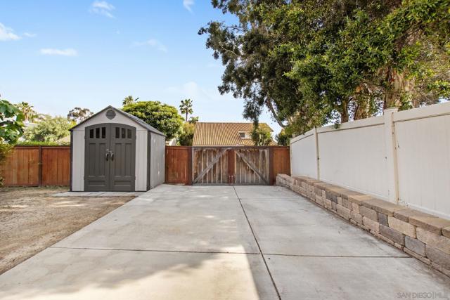 12216 Riesling Ct, San Diego CA: https://media.crmls.org/mediaz/f1be5189-da32-416b-b4ea-7076dc0b96bb.jpg