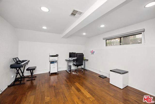 10229 Variel Avenue, Chatsworth CA: https://media.crmls.org/mediaz/f1bf84dd-b7c1-4413-a4a8-2f697a1cc12c.jpg