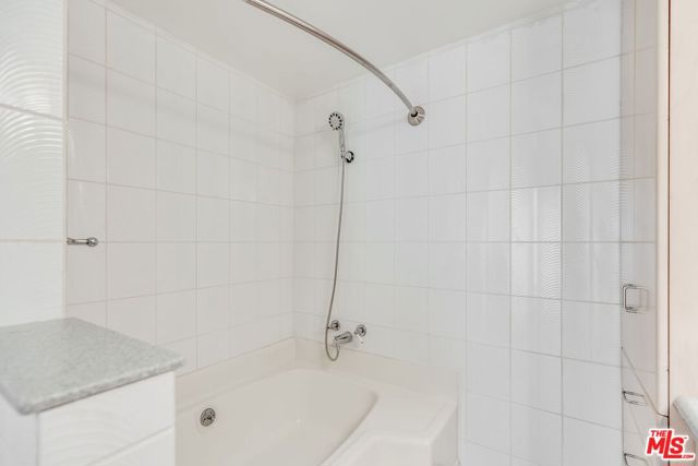 2324 Louella Avenue, Venice CA: https://media.crmls.org/mediaz/f1bf91d1-0771-4238-80e0-5b3a93d1230f.jpg