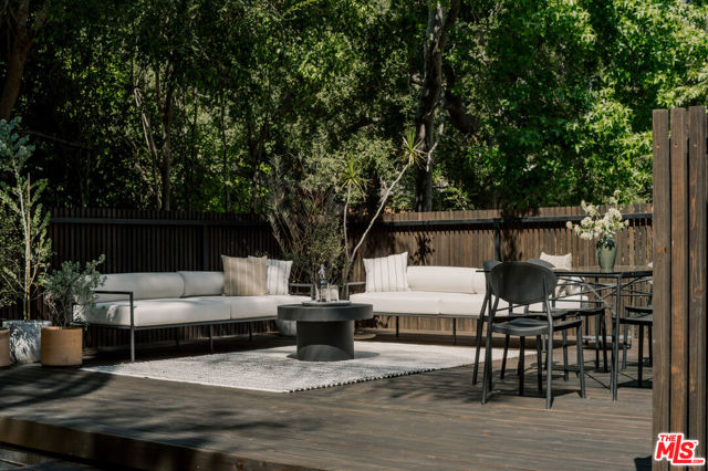 5649 Valley Oak Drive, Los Angeles CA: https://media.crmls.org/mediaz/f1c025b9-74c4-4f59-ac67-147effc9ee5a.jpg