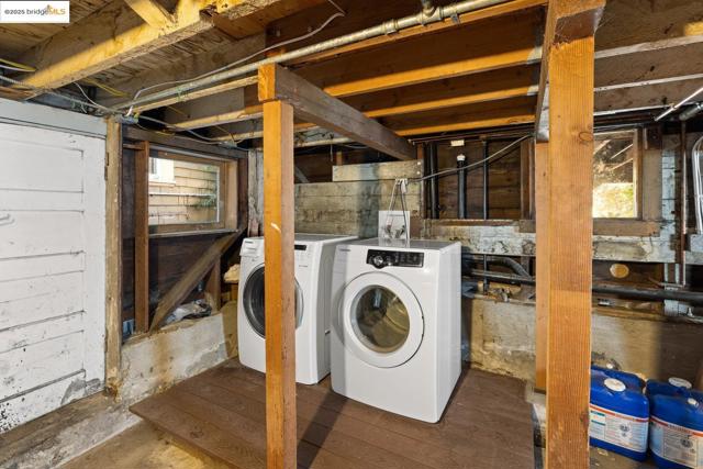 824 Arlington Avenue, Oakland CA: https://media.crmls.org/mediaz/f1c07245-53c0-4bf8-b3f1-e2d486a6969b.jpg