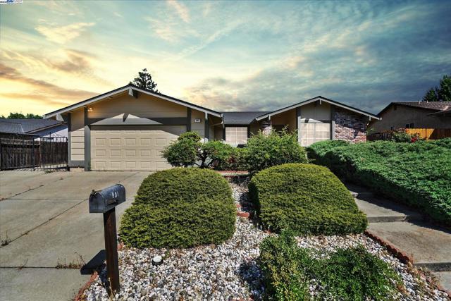 901 Basalt Way, Antioch CA: https://media.crmls.org/mediaz/f1c0b037-3149-444c-86c4-44b3d3774491.jpg
