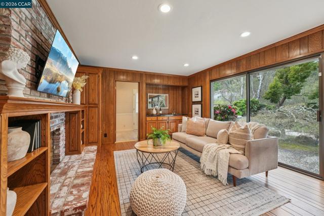 Image 7 of 44 For 34 Sherwood Ct