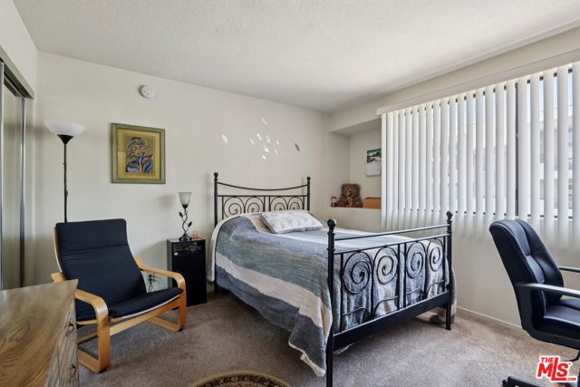 21620 Burbank Boulevard, Woodland Hills CA: https://media.crmls.org/mediaz/f1c1550b-c0ea-49bc-ad1f-73dcdded875b.jpg