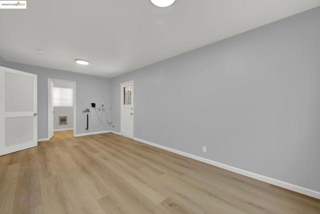 2524 Parker Ave, Oakland CA: https://media.crmls.org/mediaz/f1c1ad2b-e0f1-4f26-8b1d-861c204f0e15.jpg