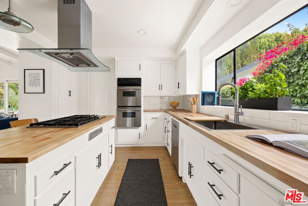 https://media.crmls.org/mediaz/f1c1e3be-49ec-42b8-8b9b-be4a811a259b.jpg?preset=X-Large