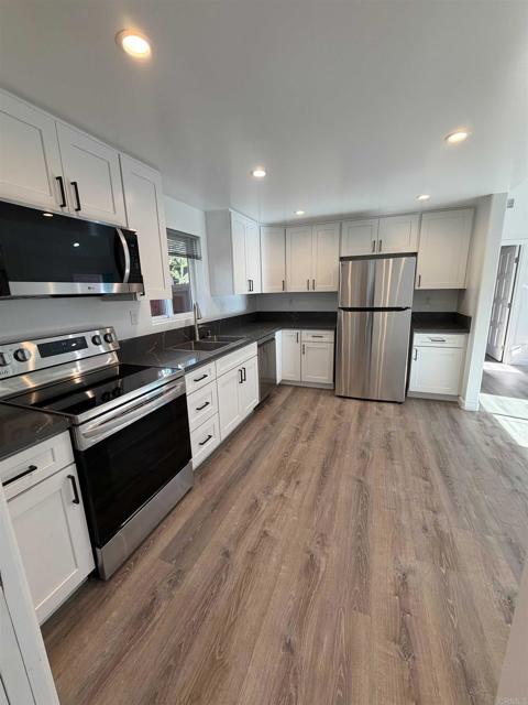 Detail Gallery Image 5 of 18 For 3817 Rojo Tierra Rd, La Mesa,  CA 91949 - 2 Beds | 2 Baths