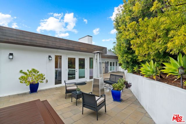 436 Levering Avenue, Los Angeles CA: https://media.crmls.org/mediaz/f1c313d2-49b6-4c88-97bf-030d271e37eb.jpg