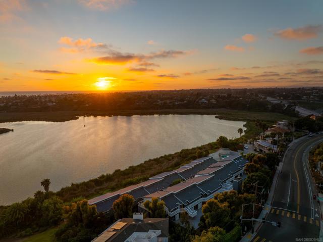 2399 Jefferson St, Carlsbad CA: https://media.crmls.org/mediaz/f1c36b1b-3f48-4332-a494-4c0fc8f07bd3.jpg