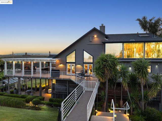 17035 TERMINOUS RD, Isleton CA: https://media.crmls.org/mediaz/f1c37bcc-6570-42a2-9b85-9d6f53a8e2c8.jpg