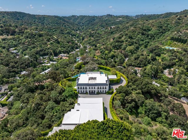 2571 Wallingford Drive, Beverly Hills CA: https://media.crmls.org/mediaz/f1c39002-fd32-49c1-b97c-c46095a4be65.jpg