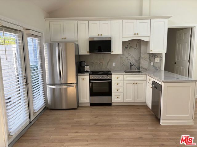10514 Rochester Avenue, Los Angeles CA: https://media.crmls.org/mediaz/f1c39486-a707-49d9-8fd5-71c897fb81de.jpg