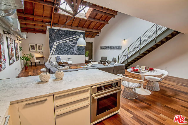 1046 Princeton Drive, Venice CA: https://media.crmls.org/mediaz/f1c3b9f5-3df1-4d37-a4fa-ca9ddecba0bf.jpg
