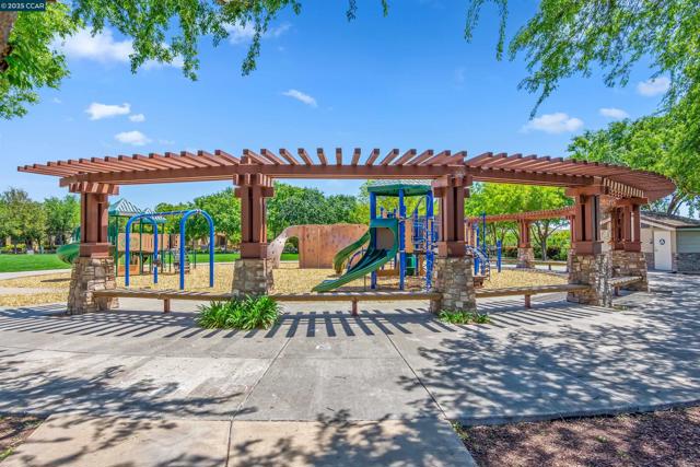 2073 Watermill Rd, San Ramon CA: https://media.crmls.org/mediaz/f1c45b7a-4f9b-466b-b8de-033fbd8a10ce.jpg