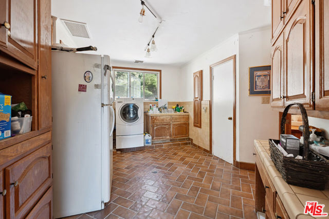 16145 High Valley Place, Encino CA: https://media.crmls.org/mediaz/f1c466f4-66a4-4c3c-9519-539d16fb8add.jpg