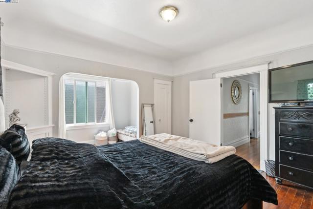 1706 Fairview St, Berkeley CA: https://media.crmls.org/mediaz/f1c4732a-3276-4493-bd55-13d9c3ee7e0c.jpg