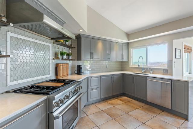 17924 Saint Andrews Dr, Poway CA: https://media.crmls.org/mediaz/f1c4e66a-5f3a-4ef1-8345-e673ec6bf96f.jpg