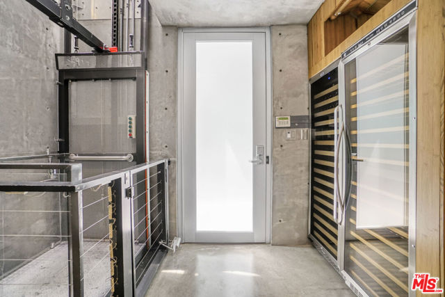 2911 Ocean Front Walk, Venice CA: https://media.crmls.org/mediaz/f1c5700b-adc3-4f5e-bcff-9d3f5a154639.jpg