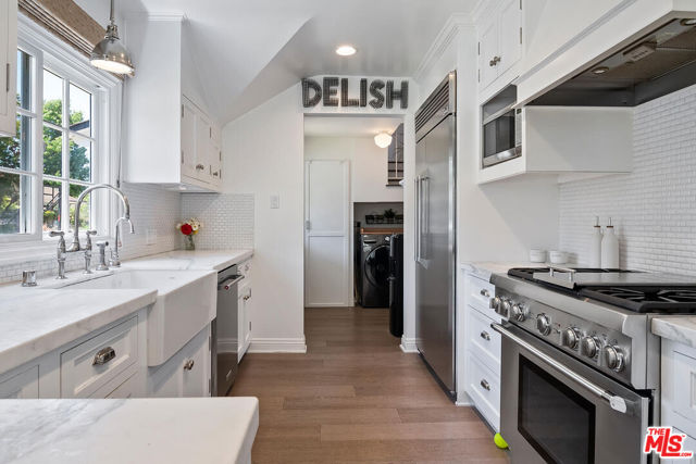 4909 Encino Terrace, Encino CA: https://media.crmls.org/mediaz/f1c5bc0c-1830-4c92-a754-774a0f8028c9.jpg