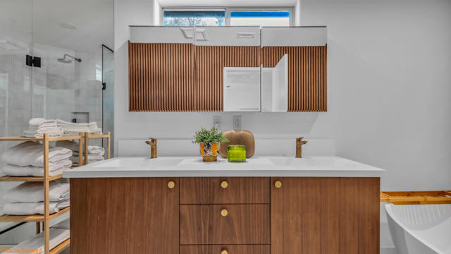 42602 Rancho Mirage Lane, Rancho Mirage CA: https://media.crmls.org/mediaz/f1c64103-cd32-4e18-a384-4d612751d03f.jpg