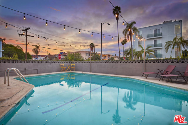 204 N Manhattan Place, Los Angeles CA: https://media.crmls.org/mediaz/f1c6ff1a-969f-432a-94c6-79f846a928ae.jpg