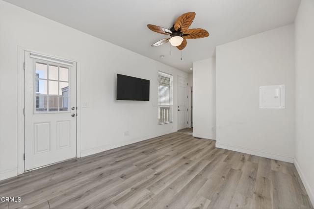 Detail Gallery Image 5 of 21 For 3975 Telegraph Rd #2,  Ventura,  CA 93003 - 1 Beds | 1 Baths