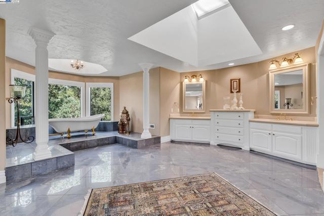 219 Valley Oaks Dr, Alamo CA: https://media.crmls.org/mediaz/f1c98cee-dd20-4e2e-ae18-5ede3e70ca24.jpg