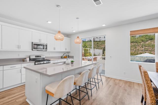 35111 Cooper Pl, Fallbrook CA: https://media.crmls.org/mediaz/f1c99c07-f797-49aa-9546-93e7d3ab9b2e.jpg