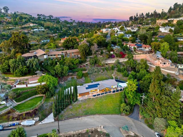 4911 Beaumont Dr, La Mesa CA: https://media.crmls.org/mediaz/f1c9da8b-8dac-4ddd-af06-2e858bbbd825.jpg