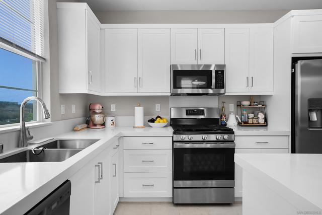 1221 Sunrise View, San Marcos CA: https://media.crmls.org/mediaz/f1cb9611-a65c-4542-8209-d341bd6c0166.jpg