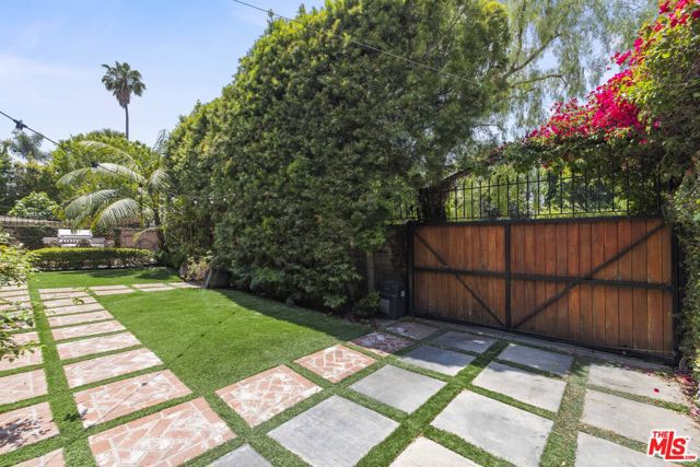 736 S Cloverdale Avenue, Los Angeles CA: https://media.crmls.org/mediaz/f1cba7a9-8478-46c7-8217-b8c9928aa390.jpg