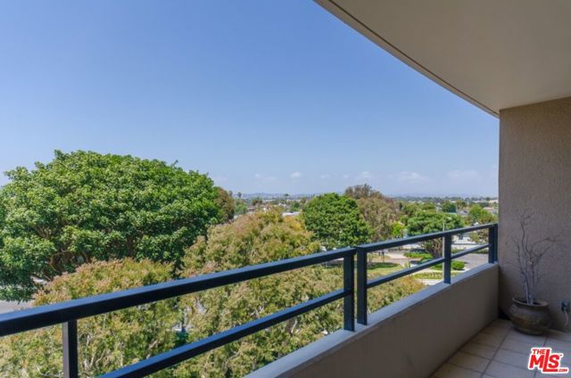 4337 Marina City Drive, Marina del Rey CA: https://media.crmls.org/mediaz/f1cc2e37-c3b6-4c28-a6dd-da7f5c701b36.jpg