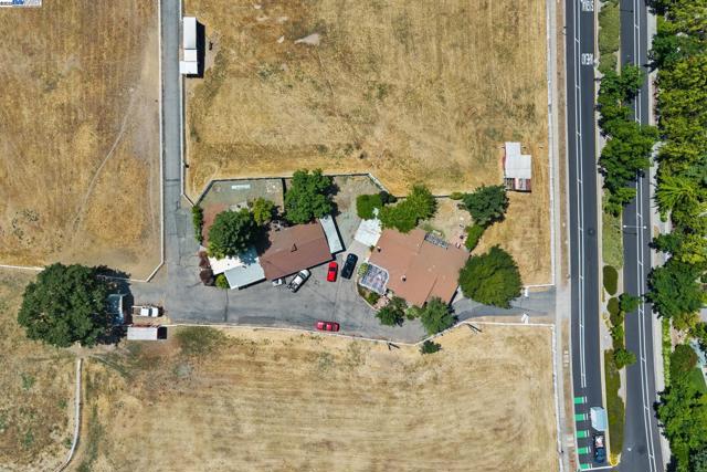 4558 Bernal Ave, Pleasanton CA: https://media.crmls.org/mediaz/f1cdc1c0-322d-414e-bc2f-0167e4a96416.jpg